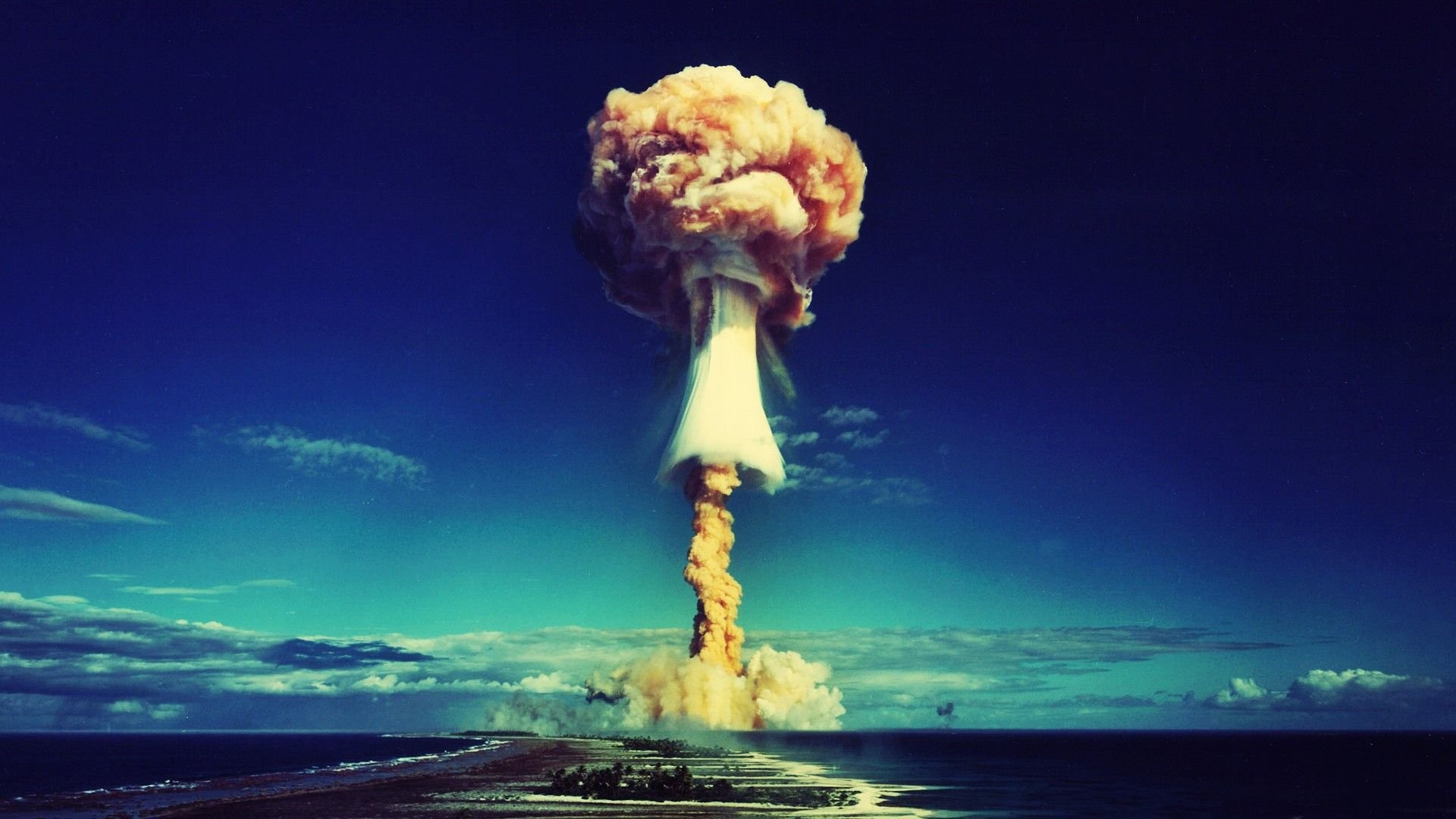 Ядерная пятерка. Атолл Муруроа ядерные испытания. Ядерный взрыв на атолле Муруроа во французской Полинезии. Атолл французские ядерные испытания. Ядерный взрыв в России 2022.