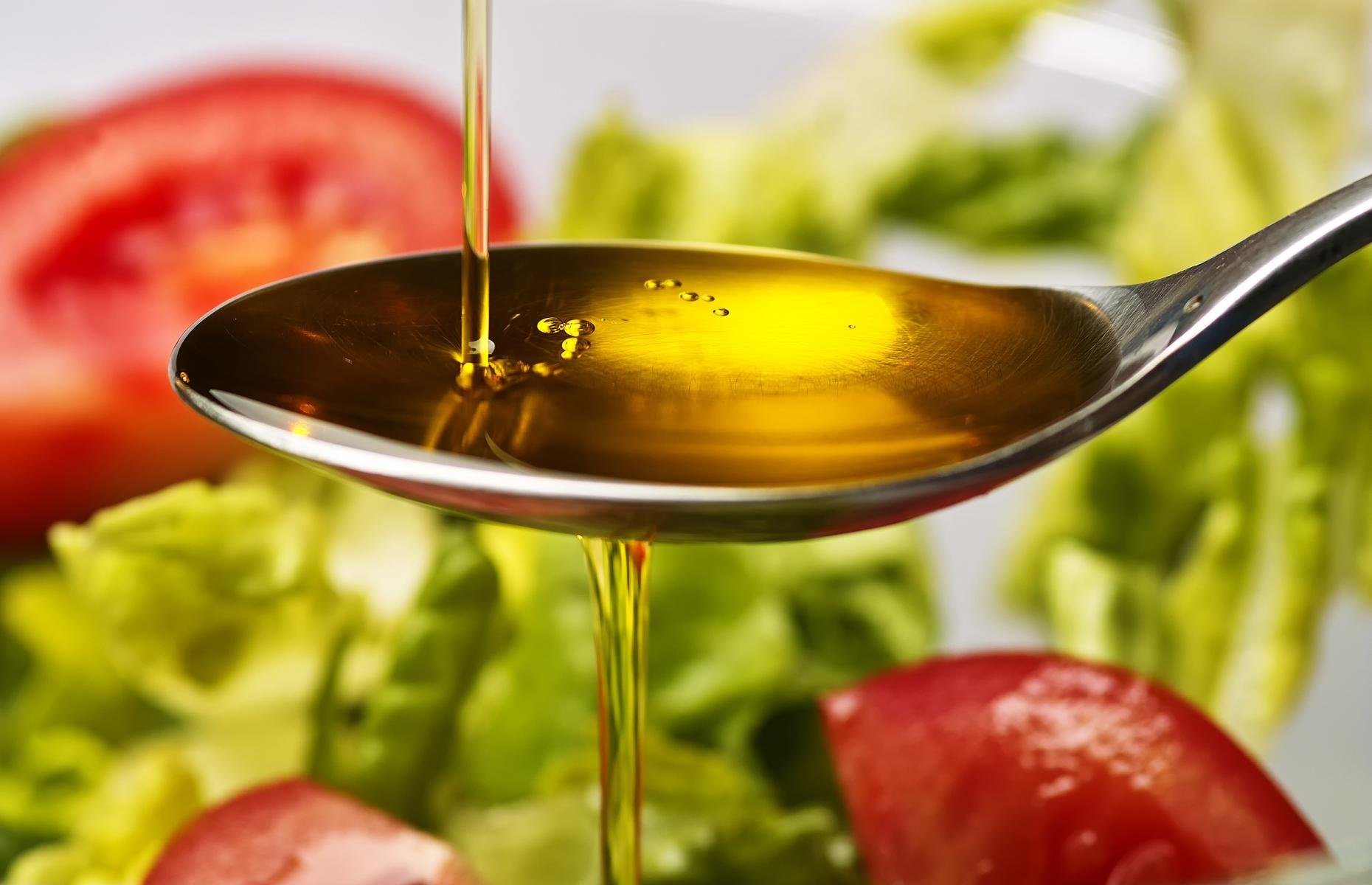 Масло в питании человека. Растительное масло в ложке. Салат с маслом. Ложка оливкового масла. Оливковое масло.