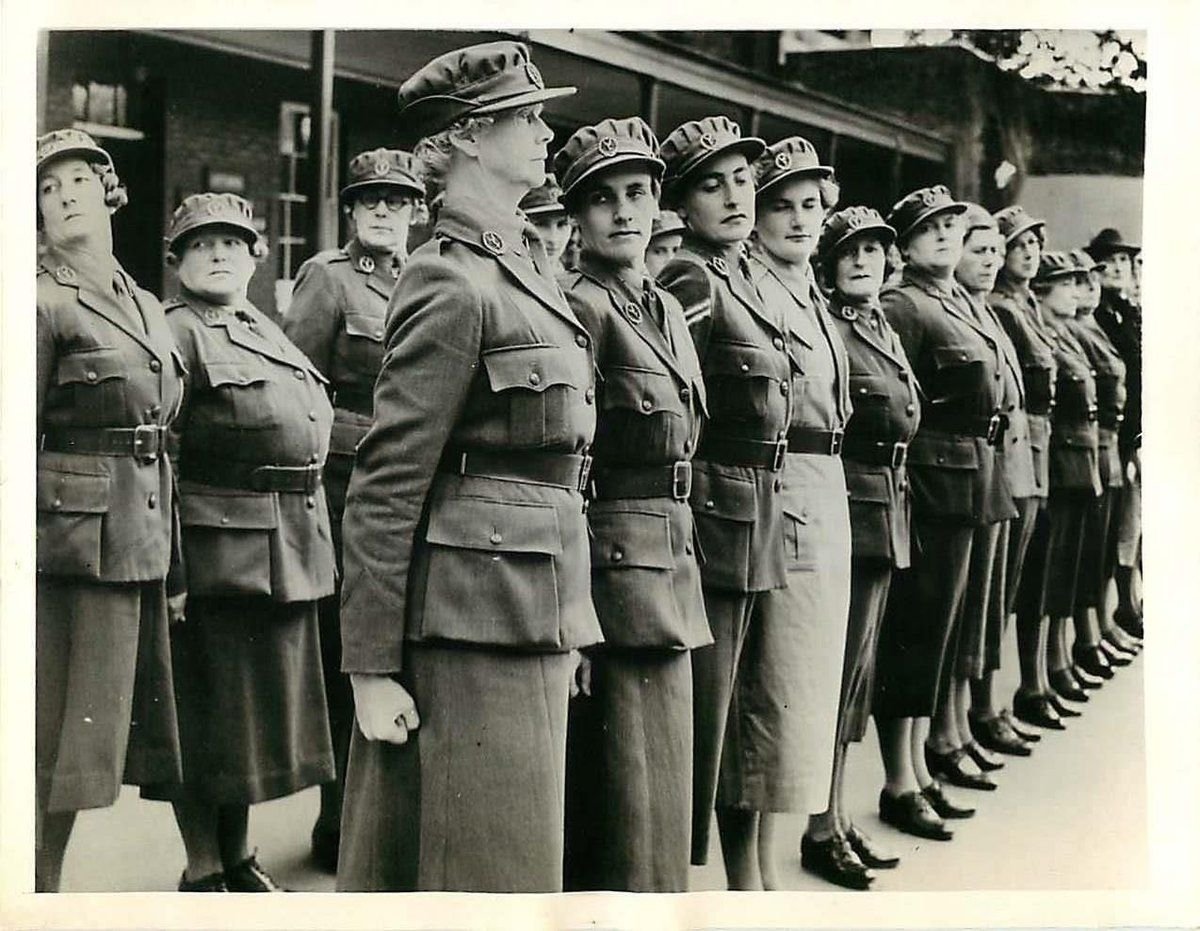 Фашистская женщина. Хельферин СС. Женщины солдаты 3 рейха. Женщины фашистской Германии. Женская униформа третьего рейха.
