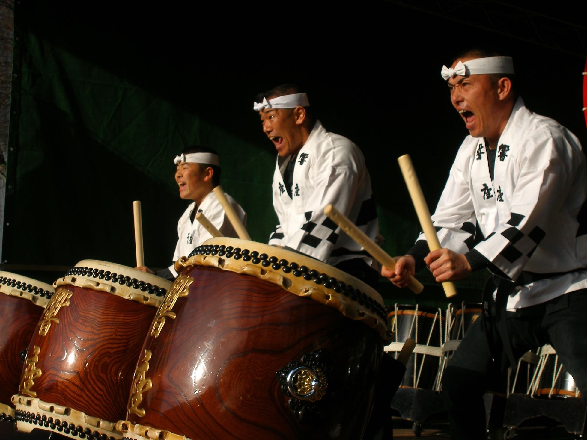 Японское барабанное шоу himitsu. Тайко барабан ансамбль. Japanese Drums Japanese Taiko Drums. Японские барабанщики kodo. Кодо барабаны.