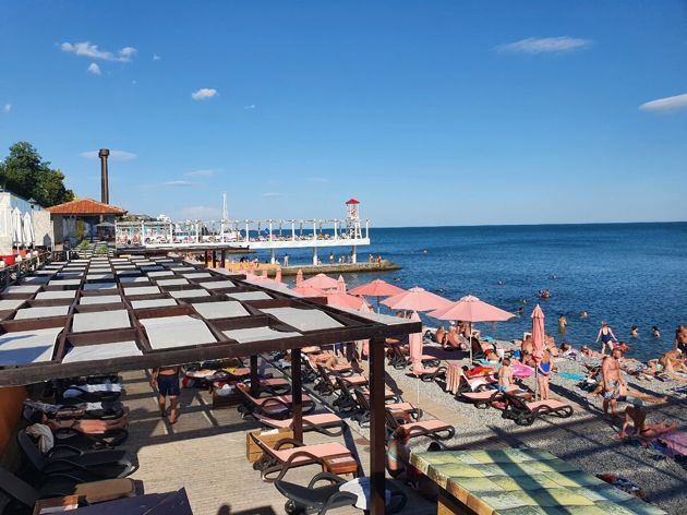 Как выглядит лучший пляж Крыма с Голубым флагом летом. Массандровский пляж в Ялте