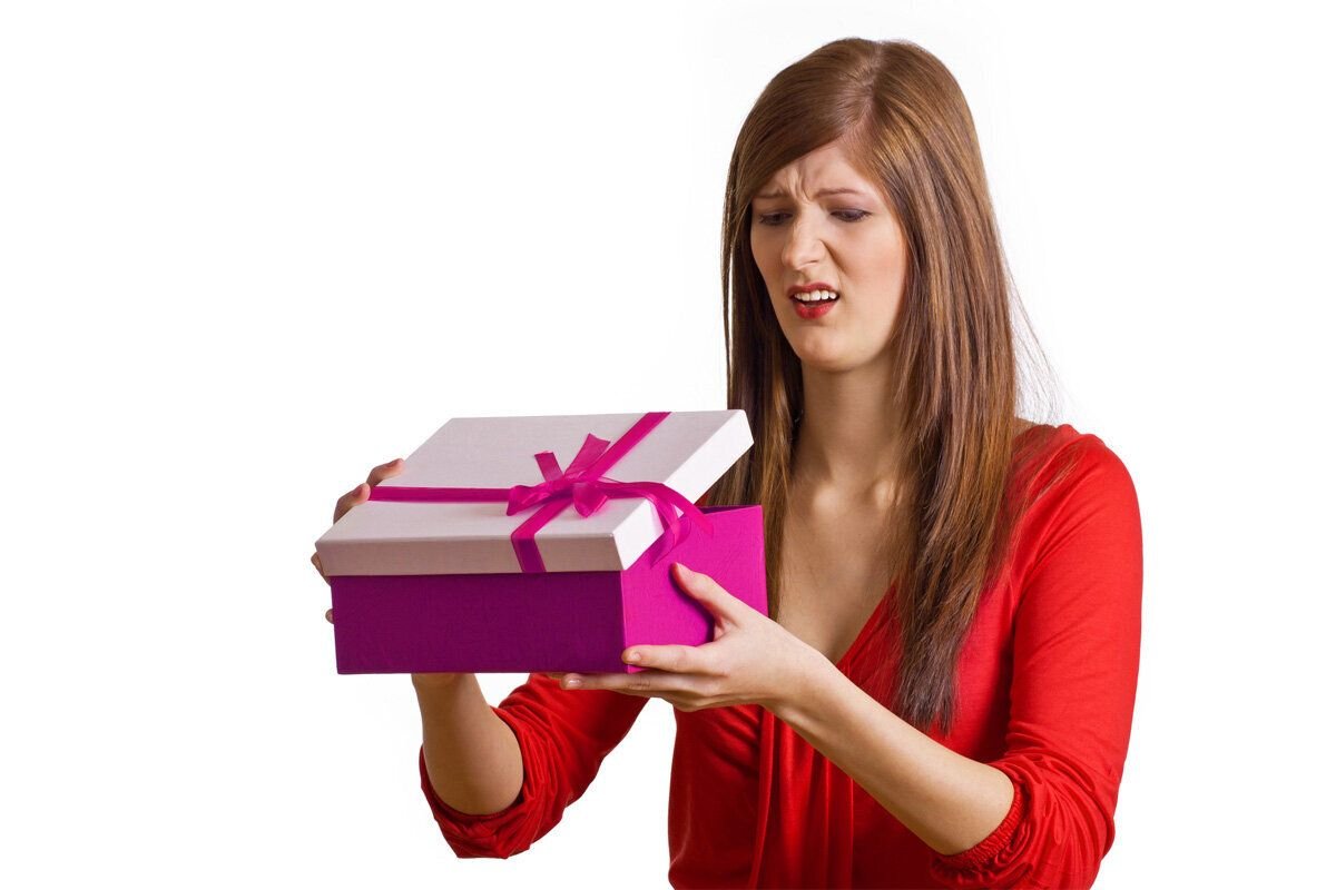 Можно дарить подарки раньше. Подарок девушке. Неожиданный подарок. Ненужный подарок. Радость от подарка.