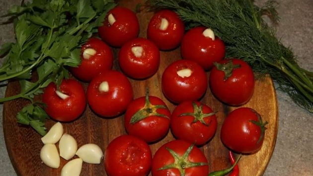 Нежные и вкусные маринованные томаты, с чесноком внутри. Наш семейный рецепт