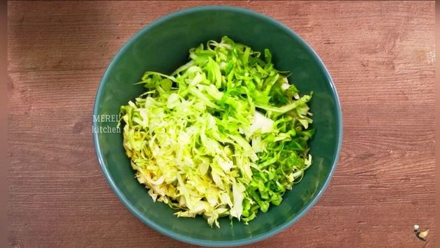 Вроде бы, незамысловатые продукты, но приятный вкус, а все дело в заправке: вкусный и простой салат с капустой