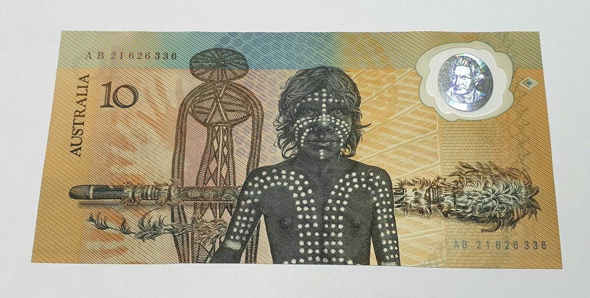 Различные купюры. Полимерная банкнота Австралии 10 1988г. Банкнота Австралии 1988 пластик. Австралия 10 долларов 1988. Необычные купюры.