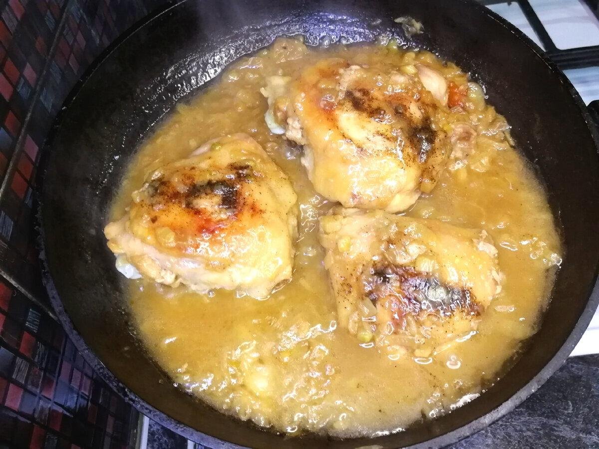 Курица по еврейски с луком и содой. Курица по-еврейски с луком в сковороде. Курица по-еврейски рецепт. Рыба по-еврейски рецепт на сковороде с луком.