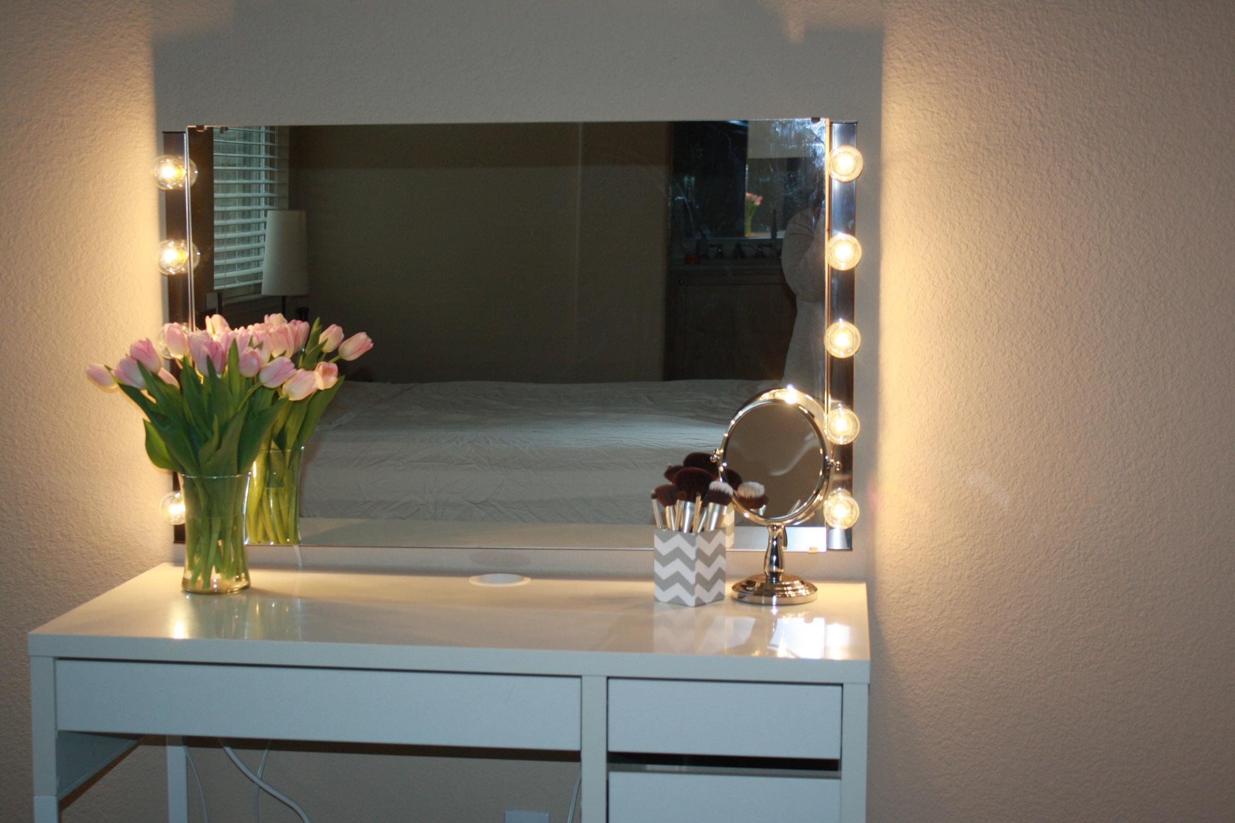 Направление света зеркалами. Зеркало с подсветкой в спальню. Зеркало с подсветкой в спальню настенное. Зеркало с подсветкой в интерьере спальни. Туалетный столик с подсветкой.