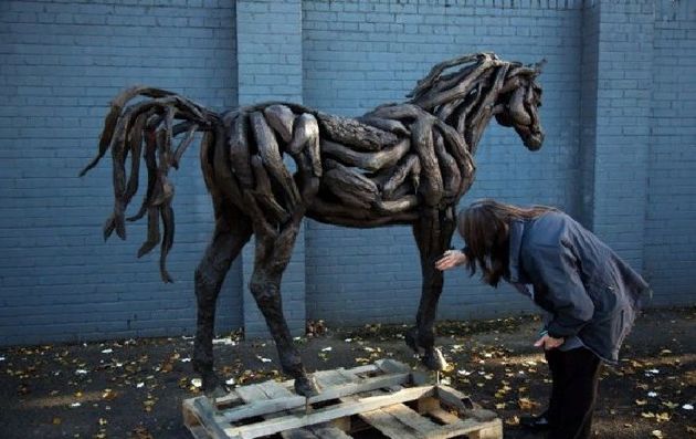Ее выгнала из института из-за отсутствия таланта и она стала делать лошадей из коряг. Скульптуры Хизер Янш