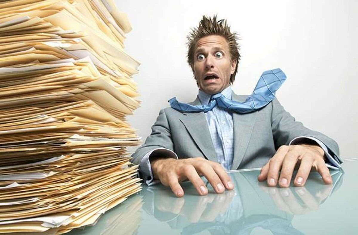 Сайт много информации. Человек с кучей бумаг. Много документов. Человек и много документов. Человек на работе много бумаг.