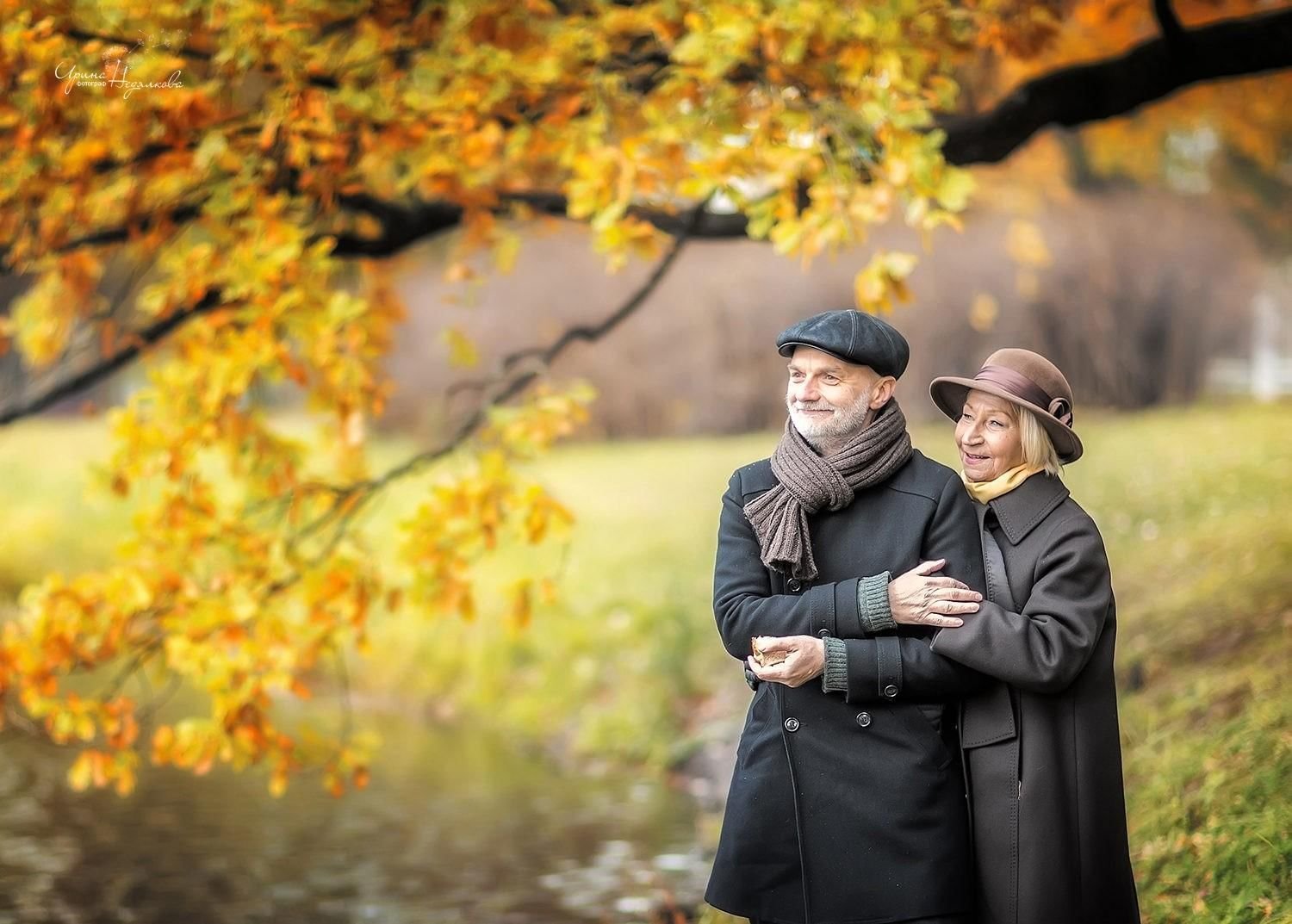 Пенсионеры осенью. Пожилые люди в парке осенью. Пожилая пара в осеннем парке. Осенняя прогулка. Старики осень.