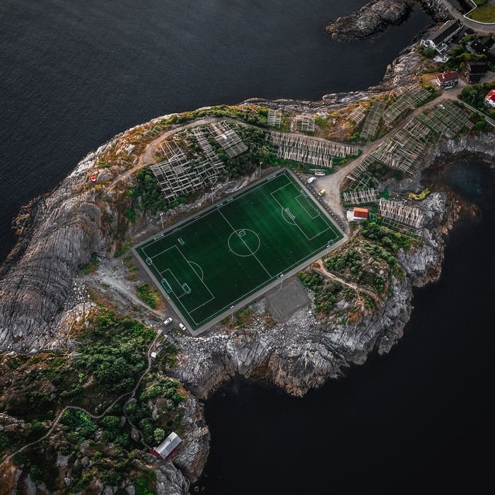 Стадион на острове. Стадион Хеннингсвер, Норвегия. Лофотенские острова футбольное поле. Футбольное поле на острове в Норвегии.