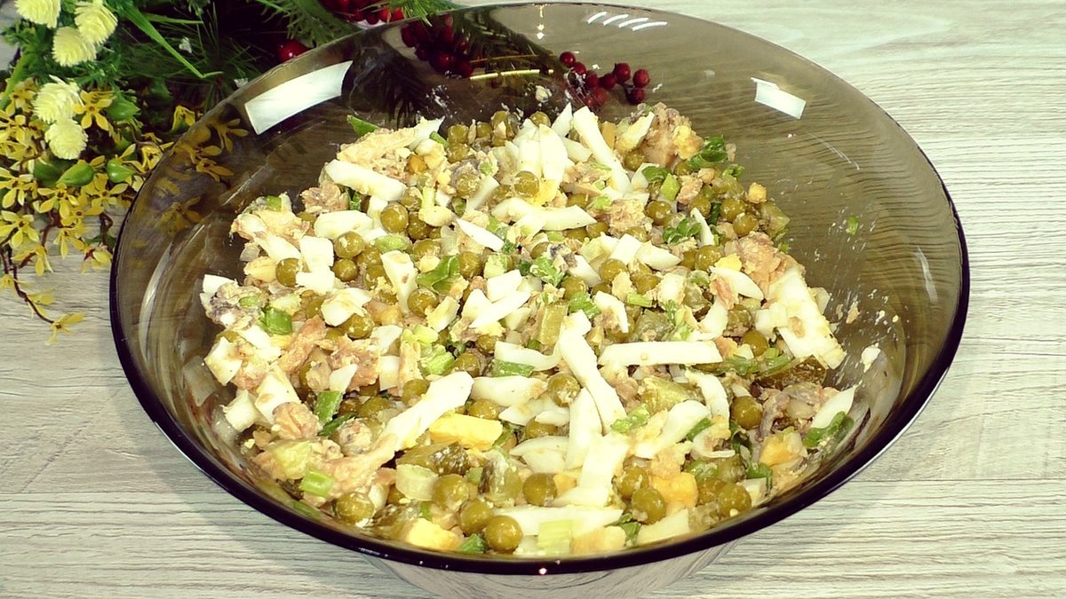 Беру рыбные консервы и готовлю салат, получается много, готовится просто: хоть на праздничный стол, хоть на каждый день