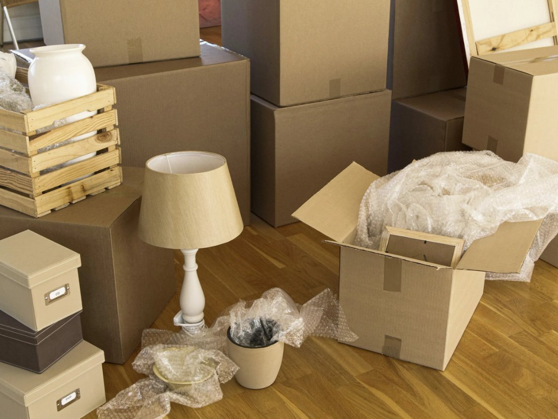 Переслать вещи. Упаковка вещей для переезда. Упаковка мебели. Коробки для упаковки вещей. Упаковать вещи для переезда.