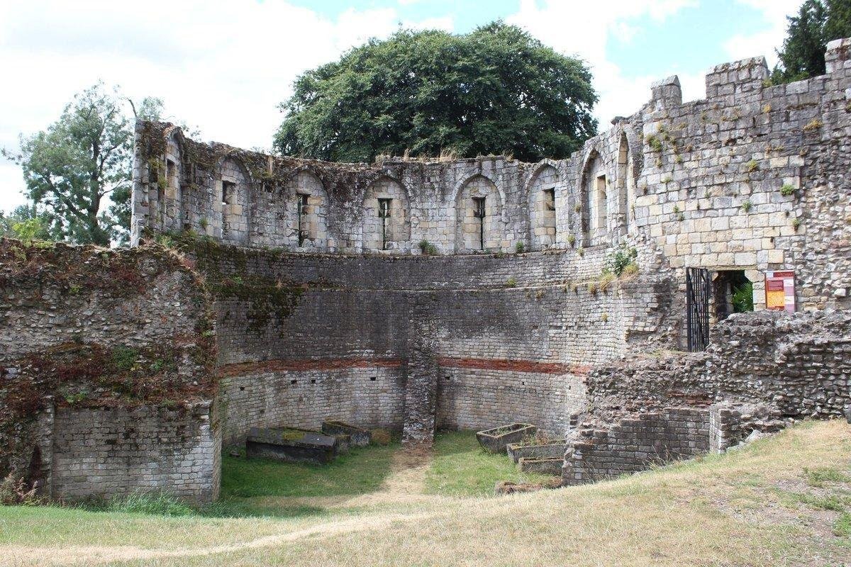 Крепости древнего рима. Крепость Эборак. Римские руины в Англии. Развалины замка Караколь Франция.