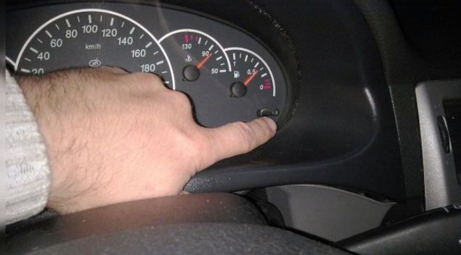 Как скинуть суточный. Кнопка сброса пробега Hyundai Tucson 2006. Кнопка сброса пробега 2112. Кнопка сброса суточного пробега ВАЗ 2110. Mazda 6 переключение одометра.