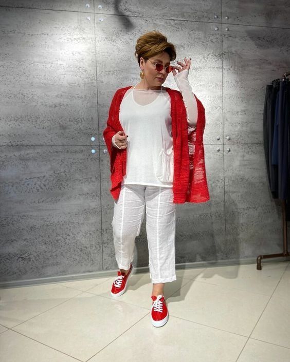 Просто и со вкусом: 9 стильных образов с белыми брюками от Ирины Конаревой