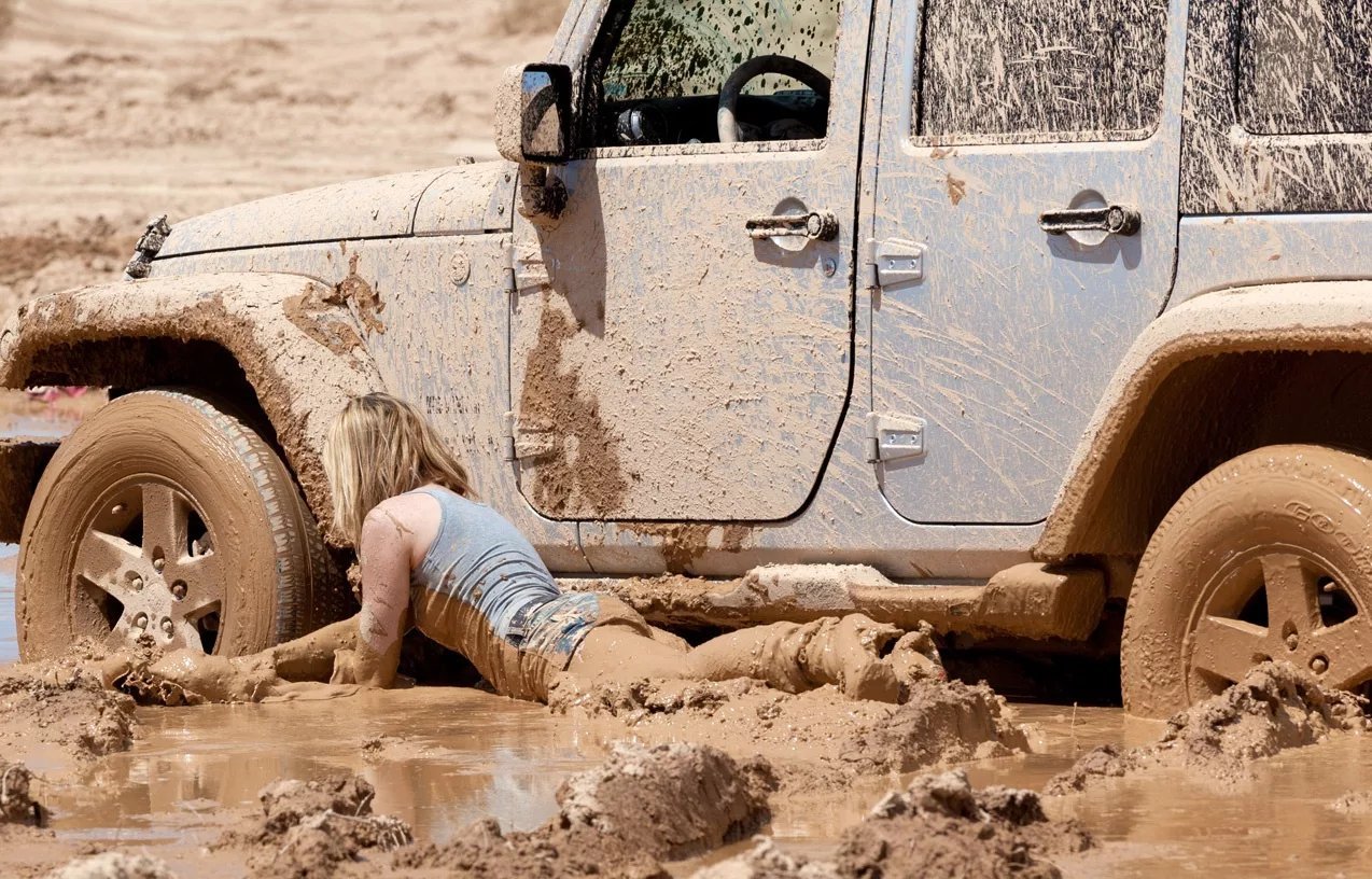 Грязный пикап. Jeep Wrangler 4 в грязи. Джип Вранглер в грязи. Jeep Wrangler в грязи. Митсубиси Паджеро 4 по грязи.