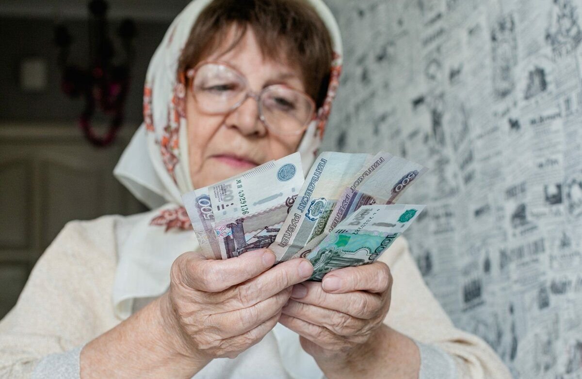 Тысяч рублей пенсионерам. Пенсионер с деньгами. Бабушка с деньгами. Пенсионерка с деньгами. Пенсионерка с деньгами в руках.
