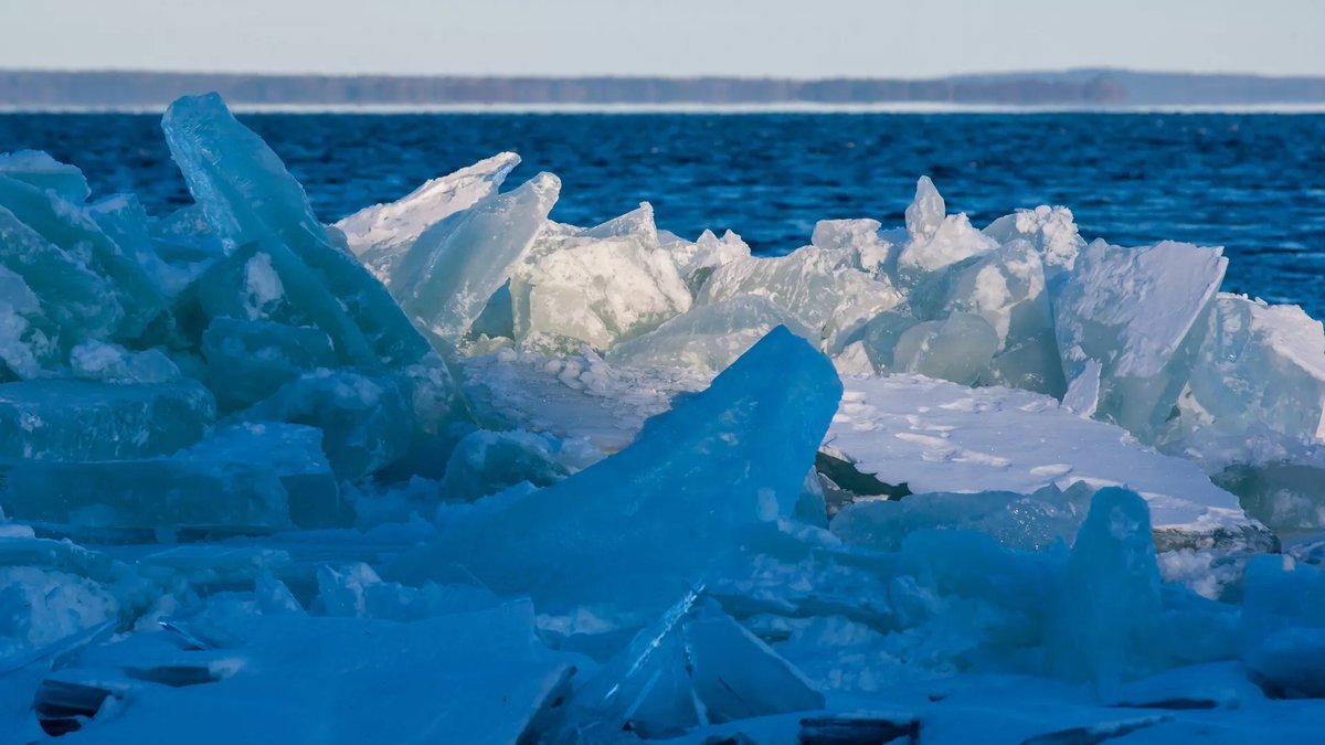Если внести лед с сильного мороза. Торосы на Чудском озере. Озеро Иссык-Куль во льду. Торосы на Онежском озере. Торосы Карское море.