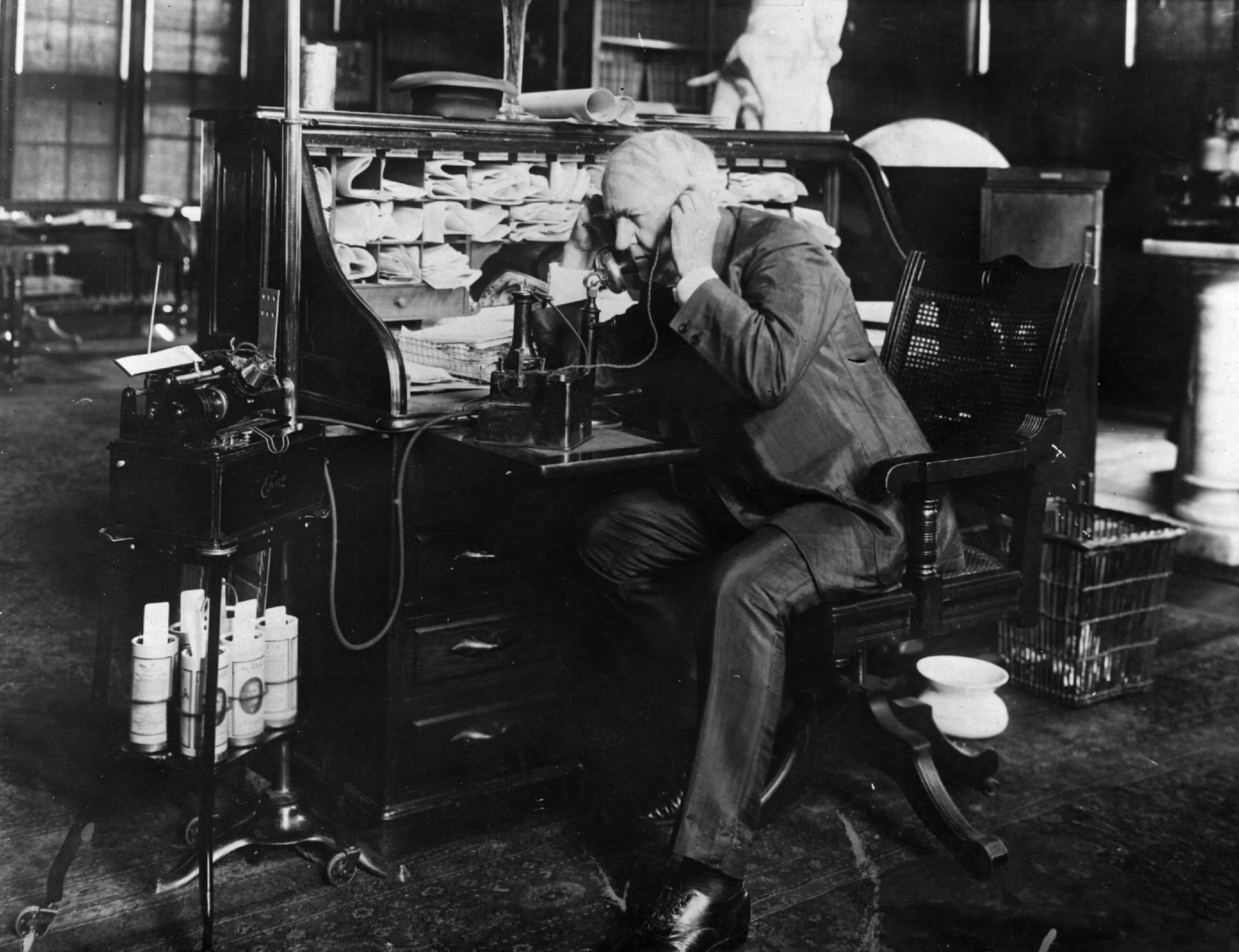 Первый пользователь читать. Первый микрофон Томаса Эдисона.