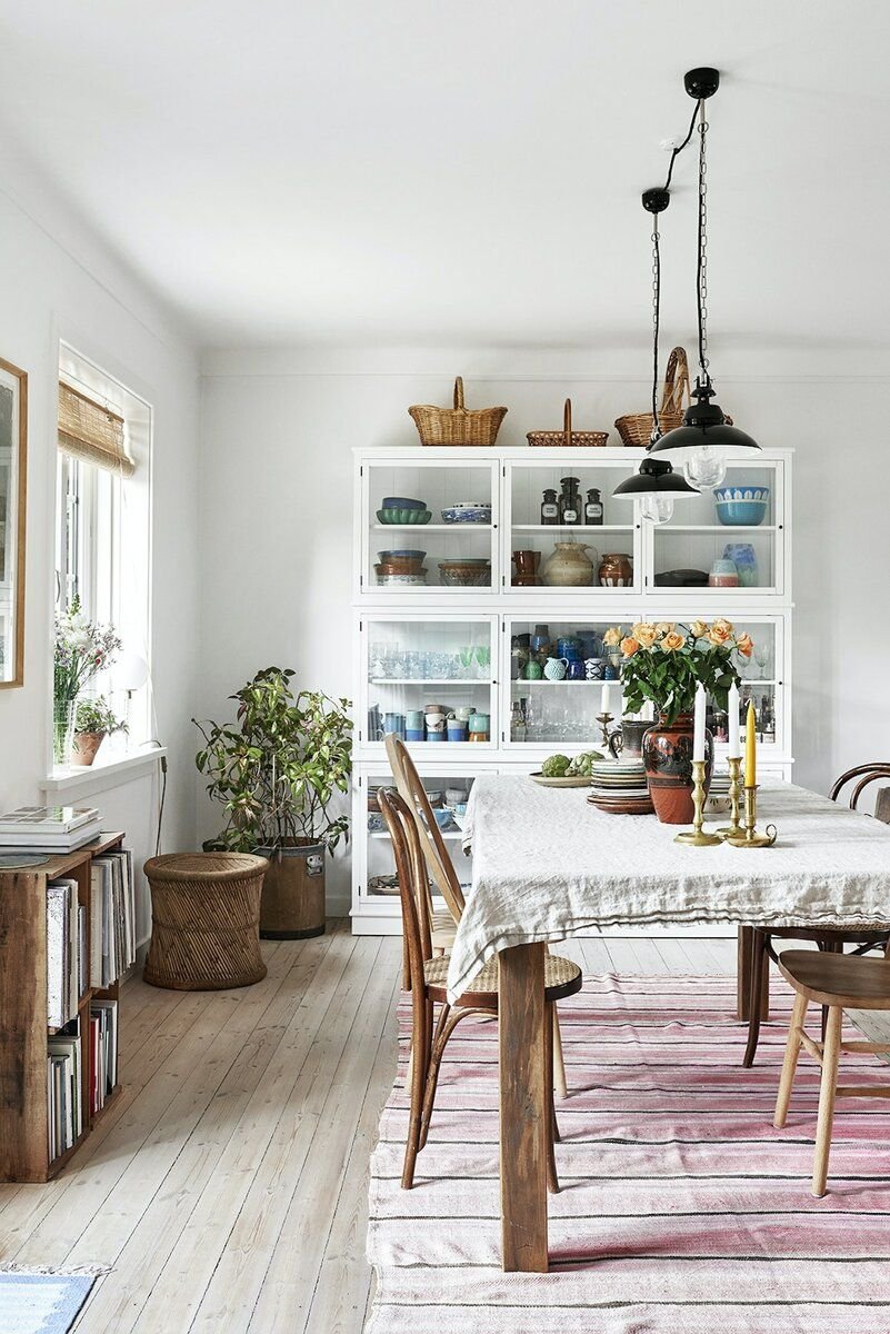 Дом в Дании без мимолетной моды: светлый скандинавский интерьер с множеством керамических деталей