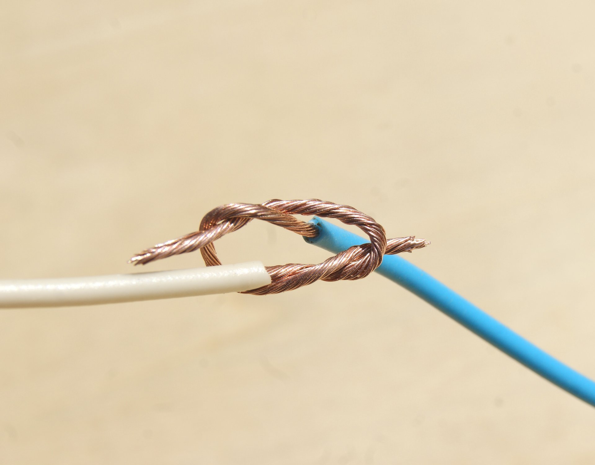 Соединение 3 кабелей. Соединитель проводов многожильных проводов. Правильная скрутка медных проводов 2.5. Соединение многожильного провода скруткой. Многожильный провод соединить два провода.