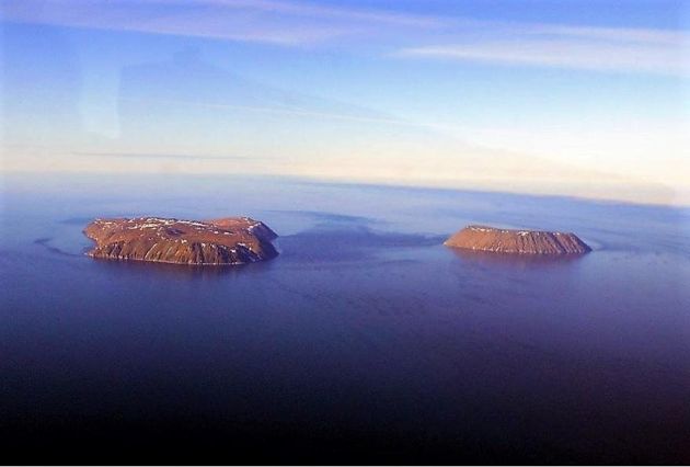 Слева остров Ратманова (Россия), справа остров Крузенштерна (США)