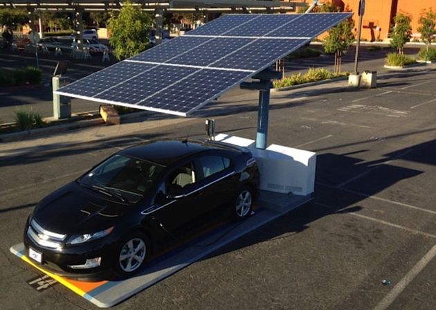 Можно ли заряжать электромобиль солнечными батареями?
