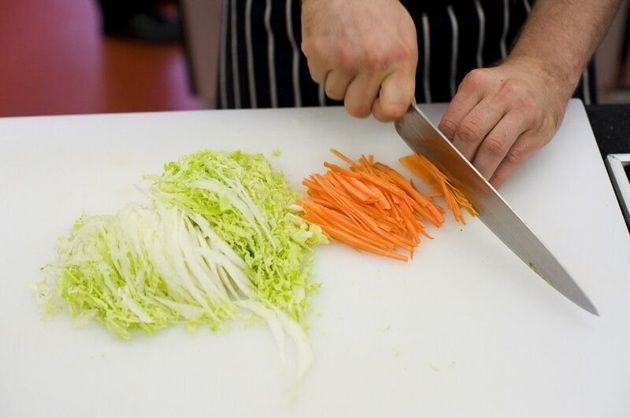 Нарезаем пекинскую капусту, лук и морковь