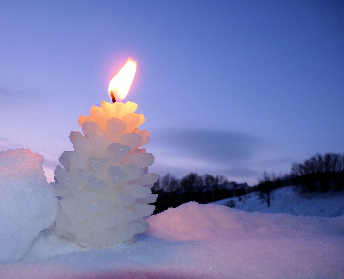 Загорелись на сугробах. Свеча на снегу. Свечи зимой. Свечи заснеженные. Свечи из снега.