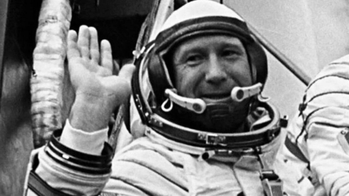 Первый астронавт вышедший в открытый космос