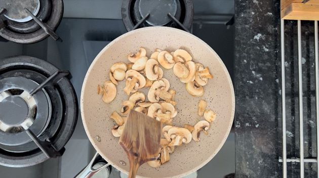 Завтрак выходного дня: нежный омлет с грибами