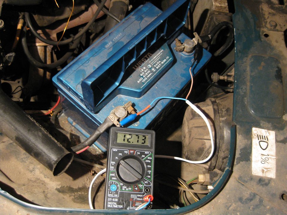 Аккумулятор автомобильный генератор. ВАЗ 2107 слабая зарядка аккумулятора. Зарядка аккумулятора автомобиля ВАЗ 2107. Слабая зарядка на ВАЗ 2107. Слабый заряд генератора ВАЗ 2107.