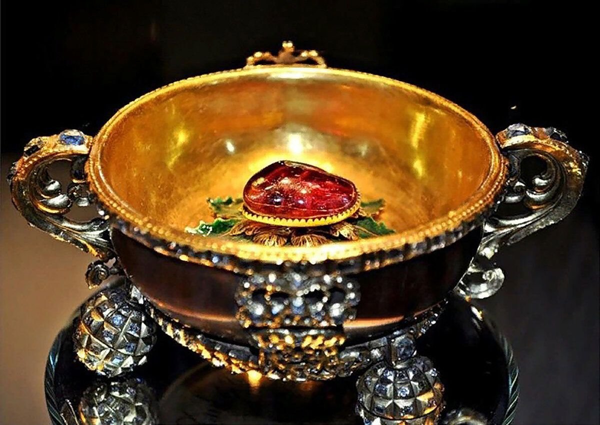 Золотая чаша 1. Золотая чарка Петра 1. Чарка Петра 1 в историческом музее. Золотая посуда с драгоценными камнями.