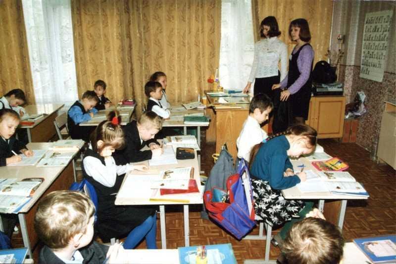 Уроки школы 90. Школа в 90-е годы. Школьники начала 2000 х. Образование в школе 90-х годов в России. Школа в 2000-е годы.