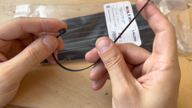Как снять кабельную стяжку и использовать повторно без ее разрезания