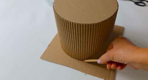 Превращение упаковочного картона в шикарную вещь для хранения: а всего-то надо склеить бумагу между собой