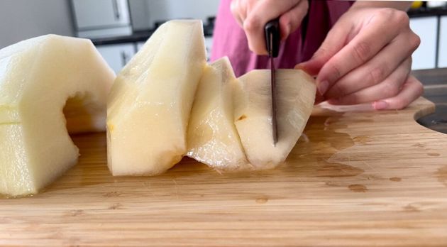Как нарезать дыню, чтобы есть и не пачкать руки: дыня на палочке