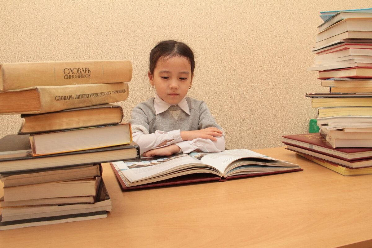 Начальная школа казахстана. Дети с учебниками. Дети казахи с книгами. Начальное образование в Казахстане. Казахские школьники.