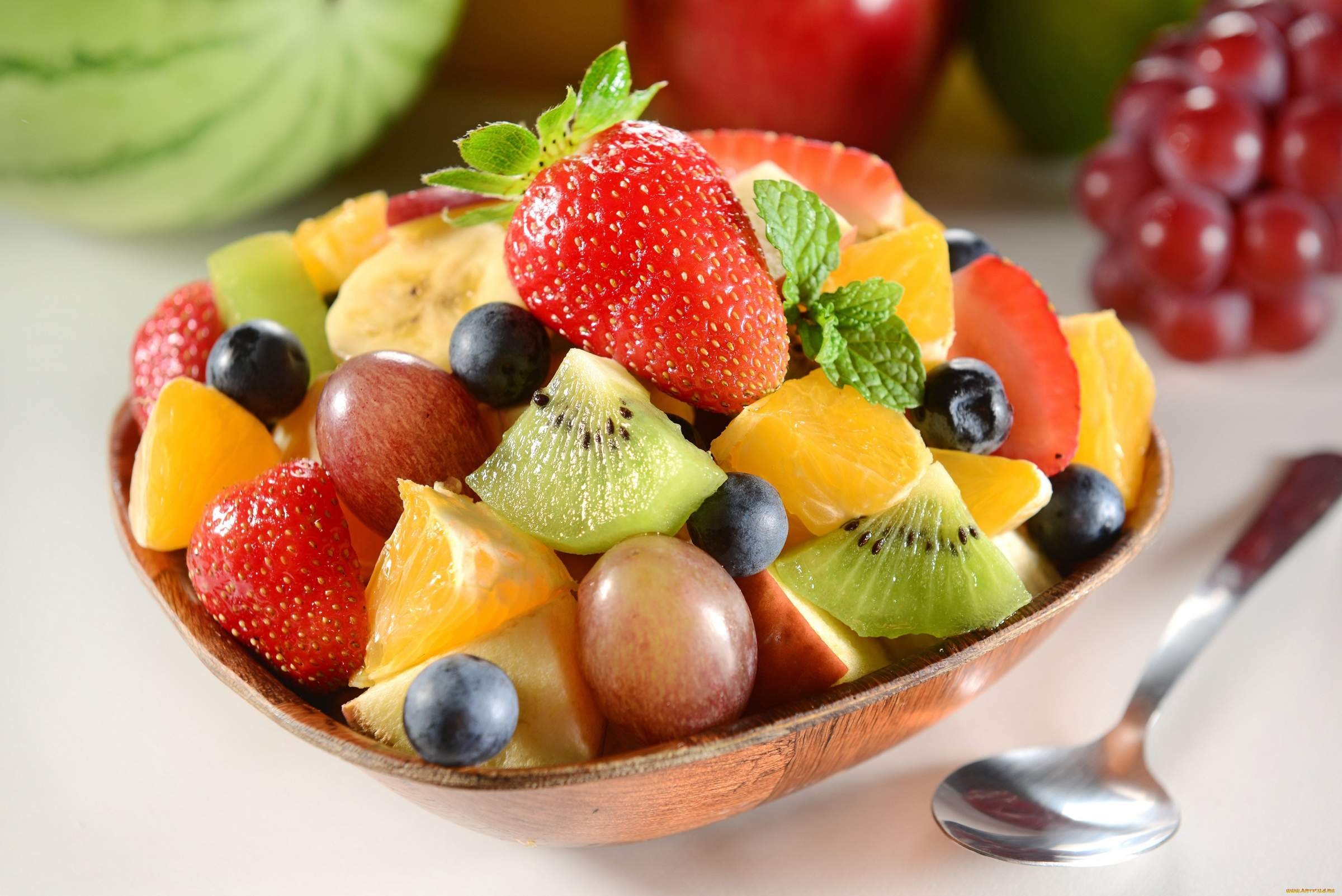 Свежесть фруктов. Фруктовый салат. Десерт с фруктами. Фрукты и ягоды сладкие блюда. Блюдо с фруктами и ягодами.
