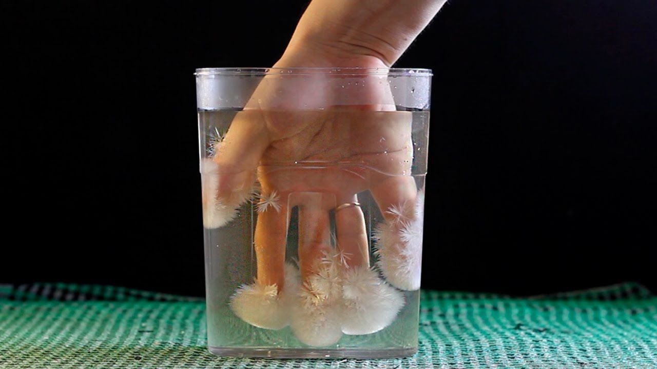 Вода замерзает в руке