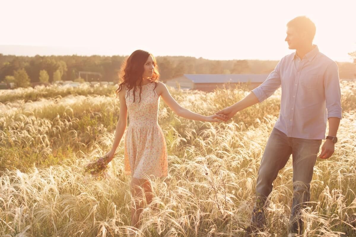 Молодые люди в поле. Фотосессия в пшеничном поле. Влюбленные в поле. Парень и девушка в поле. Парень и девушка идут за руку.