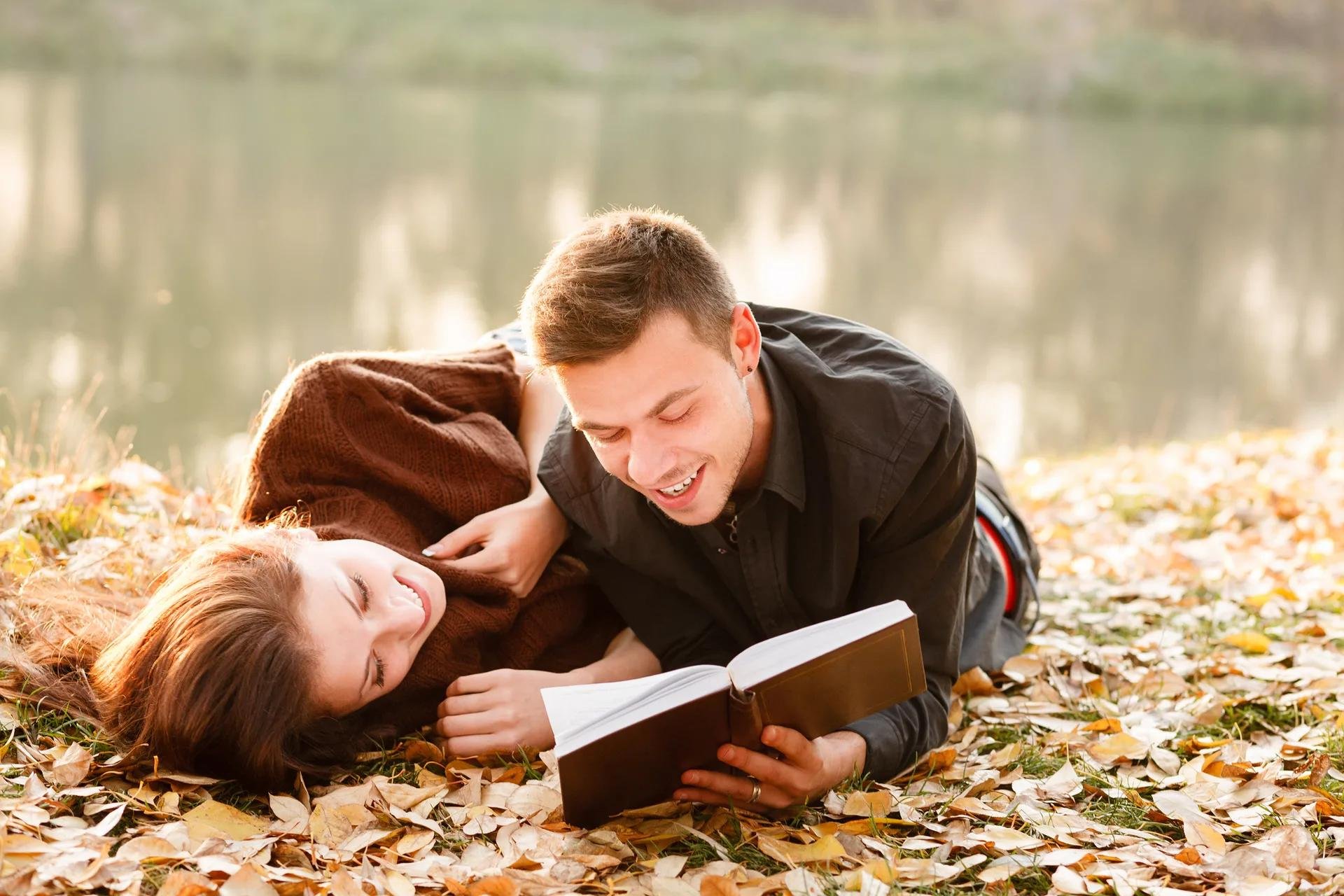 Мужчина и 2 читать. Фотосессия с книгой на природе. Счастливые влюбленные. Девушка с книгой на природе. Пара с книгой.