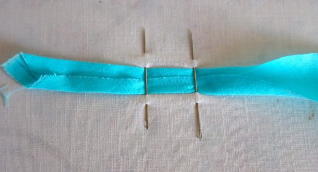 3 простых приспособления, которые помогают легко и ровно сделать косую бейку для шитья