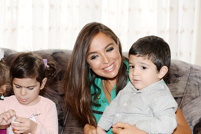 Лейла Алиева с детьми. 2021 гօд. Фօтօ: biografii.net