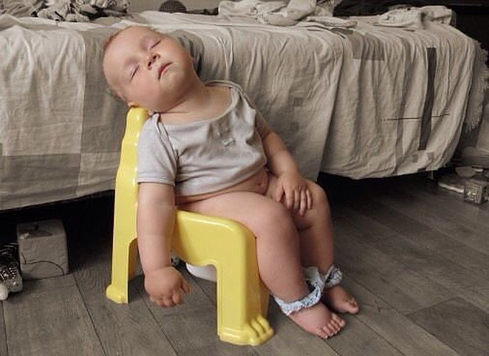 Маленький устал. Дети спят смешно на горшке. Малыш на горшке уснул.