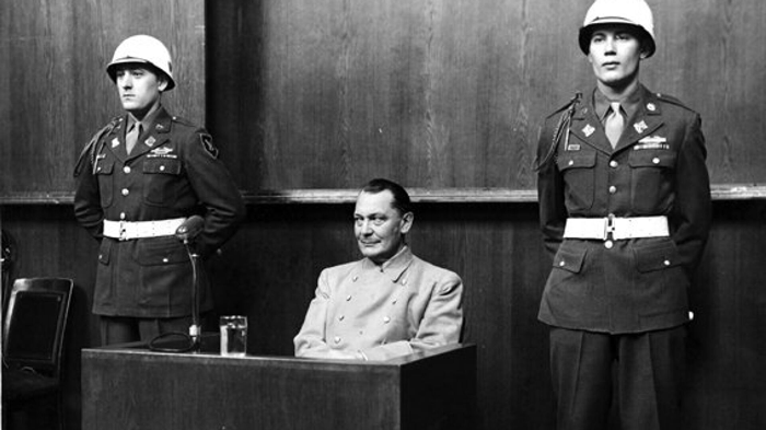Герман Геринг под охраной американской военной полиции