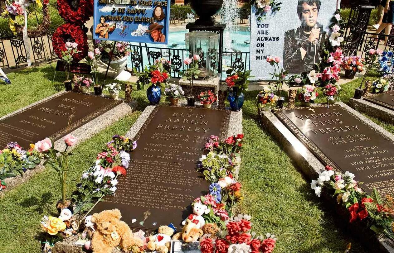 В каком году умер мама. Элвис Пресли могила. Могила Элвиса Пресли. Грейсленд кладбище Элвис Пресли похоронен. Elvis Presley могила.