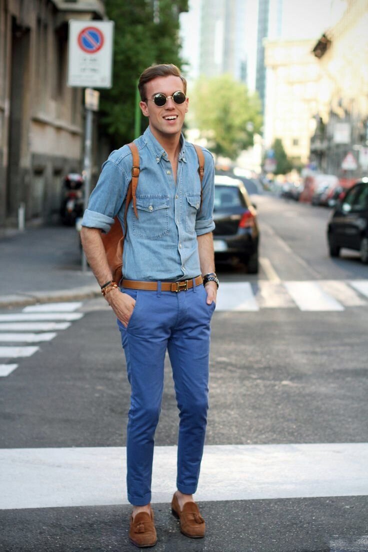 Голубая рубашка с джинсами