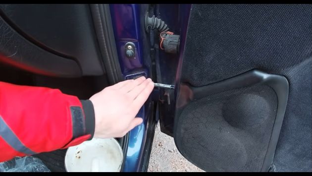Хитроумный способ смазки скрипучих автомобильных дверей, которыми пользуются автосервисы